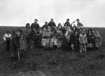 Parents and children plant 120 trees